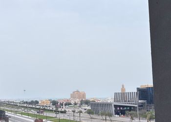 شقة بصالة وثلاث غرف نوم
