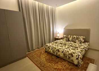 شقة فاخرهـ ببلكونة علوية وشرفة