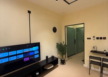 شقة بدخول ذاتي وتصميم هادئ