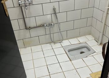 استراحة بمجالس واسعة ومسطح اخضر 