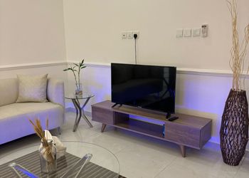 شقة بغرفة معيشة وغرفة نوم 