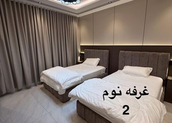شقة بصالة وثلاث غرف نوم وسينما 