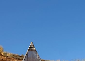 مزرعة بمسطح اخضر وجلسة