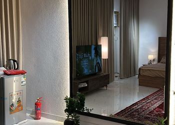استديو بسرير ماستر وجلسة جانبية