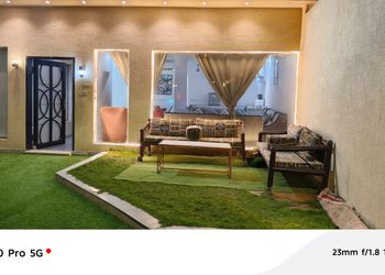 شاليه بمسطح اخضر وجلسة خارجية 