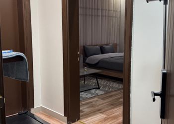 استديو بأثاث مريح وبسيط