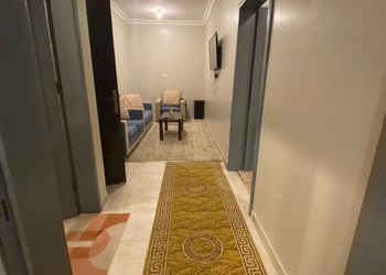 شقة بغرفة معيشة وغرفتين نوم 