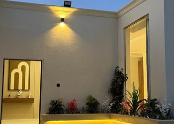 شاليه بمسطح اخضر وجلسة خارجية