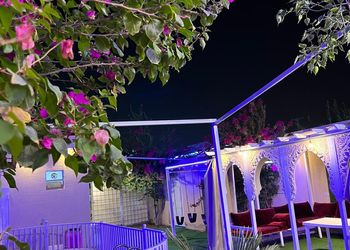 شالية بجلسة مطلة على مسبح 