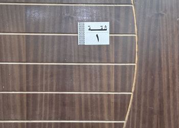 شقة بثلاث غرف نوم وصالة ومجلس