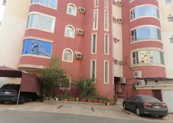 شقة بصالة أنيقة ودخول ذاتي