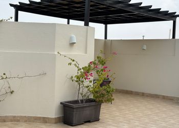 شقة بجلسة خارجية وغرفتين نوم 
