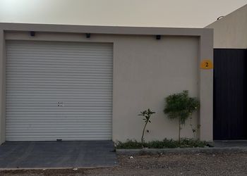 شاليه بمسطح اخضر وجلسة خارجية 