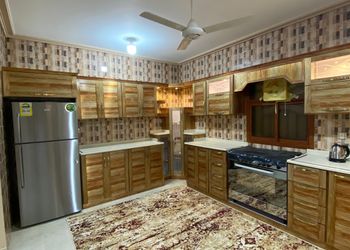 شقة بصالة وثلاث غرف نوم 