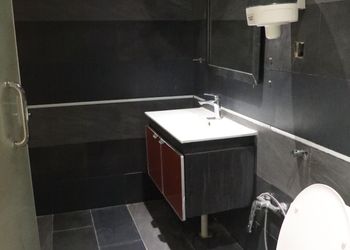 شاليه بمسطح اخضر ومجالس 