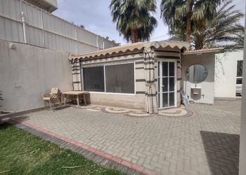 شاليه بمجلس مطل على مسبح داخلي