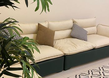 استديو بأثاث مريح وبسيط 