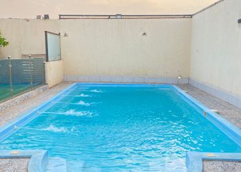شاليه بجلسه مطله على مسطح اخضر