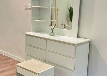 شاليه بجلسة تطل على مسبح خارجي 