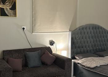 استديو بأثاث مريح وبسيط 