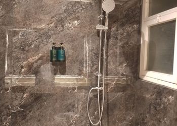 استديو بأثاث مريح وبسيط 