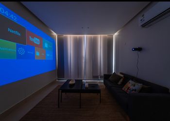 شقة ثلاث غرف نوم وسينما وبلكونه 