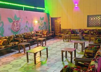 استراحة بمسبح داخلي وجلسة خارجية