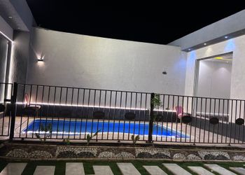 شاليه بجلسة خارجية على مسطح اخضر