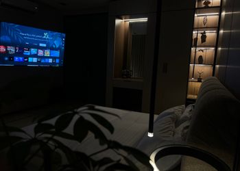 استديو بألوان مريحة وأثاث راقي