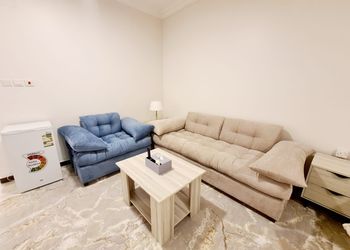 استديو بسرير ماستر وجلسة مريحة 