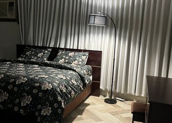 استديو بسرير ماستر وجلسة جانبية 