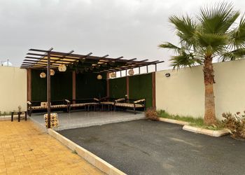 شاليه بمسطح اخضر وجلسة خارجية 