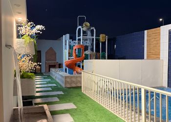 شاليه بجلسة خارجية ومسبح خارجي