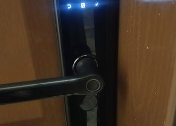 شقة بغرفة معيشة وغرفتين نوم 
