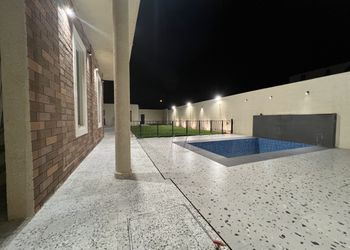 شاليه بمسطح اخضر وجلسة خارجية 
