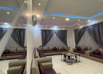 شاليه بجلسة تطل على مسبح خارجي 