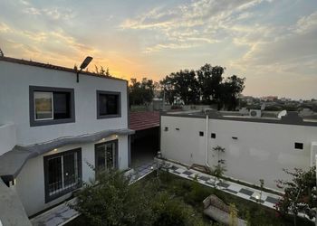 استراحة بصالة جلوس انيقة واطلالة