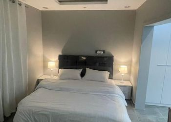 استديو بأثاث مريح وبسيط