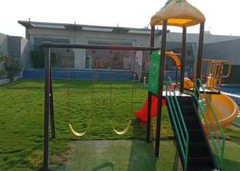 شاليه بمسطح اخضر والعاب اطفال
