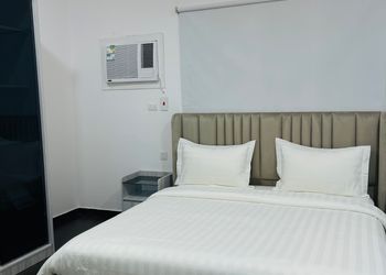 استديو بأثاث مريح وبسيط 