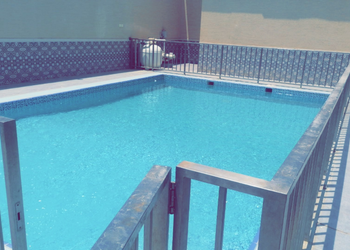 شاليه بمسطح اخضر وجلسة خارجية 