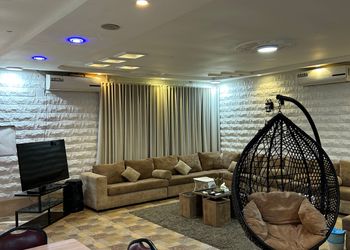 شاليه بمسبح داخلي وجلسة خارجية 