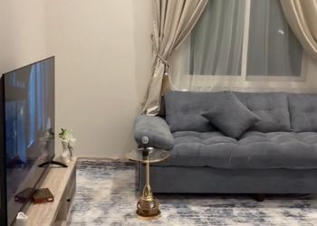 شقة بغرفة معيشة وغرفة نوم 