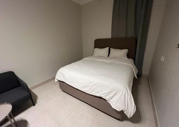 شقة بصالة مريحة وثلاث غرف نوم 