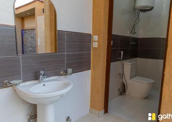 شاليه بمسطح اخضر ومسبح
