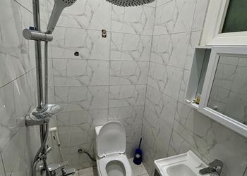 استراحه بمسطحات خضراء وغرف نوم