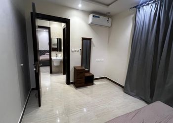 شقة بصالة مريحة وغرفتين نوم 