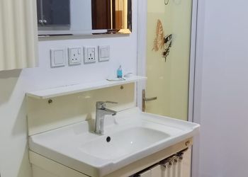 استديو بأثاث مريح وبسيط 