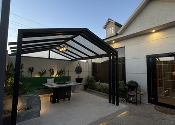 شالية بمجلس مطل على مسبح 