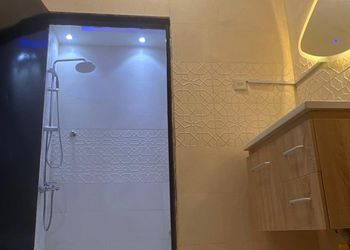 شاليه بجلسة مطلة على مسبح